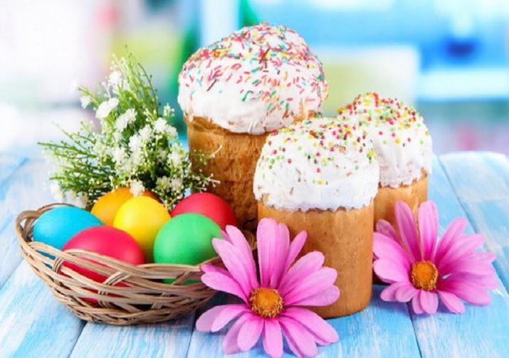 Освящение пасхальных яств: пасхи, куличей и яиц